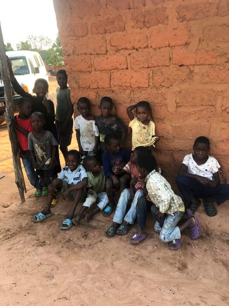 Bambini nella comunità sostenuta dal progetto salute a Cafunfo e Luanda, Angola